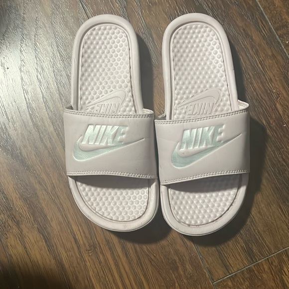 Lavender NIKE Slides - Picture 1 of 1